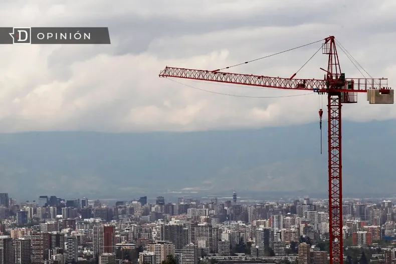 13397 grua de la construccion con la cordillera de fondo.webp