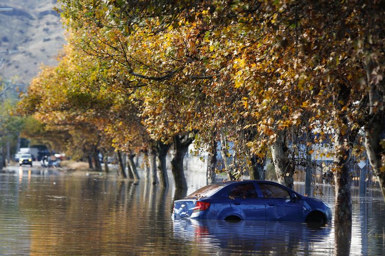 Producto de las lluvias en la zona central en sector Lo Echevers de Quilicura deja anegados a calles Central y caletera de Americo Vespucio.jpg