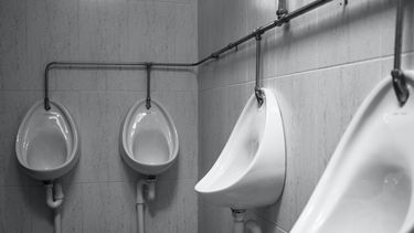 Indonesia: Limpieza de baños públicos para quienes no cumplan con la cuarentena