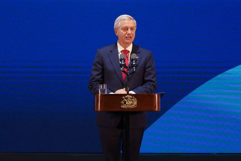 José Antonio Kast hablando en un podio / Agencia Uno