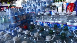 Estudio descubrió presencia de microplásticos en marcas de agua embotellada a la venta en Chile