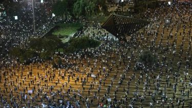 VIDEO| La nueva forma de protestar: ciudadanos marchan contra su gobierno con mascarillas y un metro de distancia