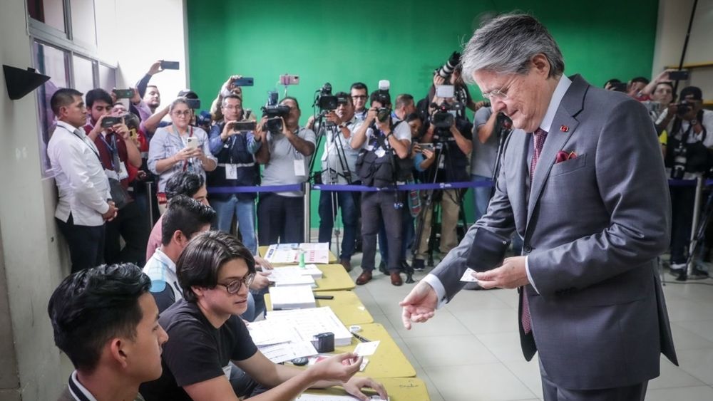Chalecos antibalas, cascos y fuerte resguardo en comicios de Ecuador bajo ola de violencia