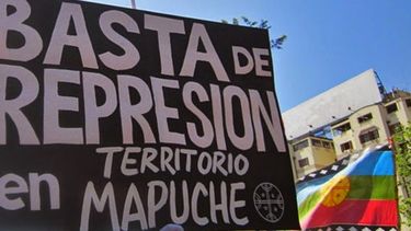 El Desconcierto | letrero basta de represion pueblo mapuche.jpg