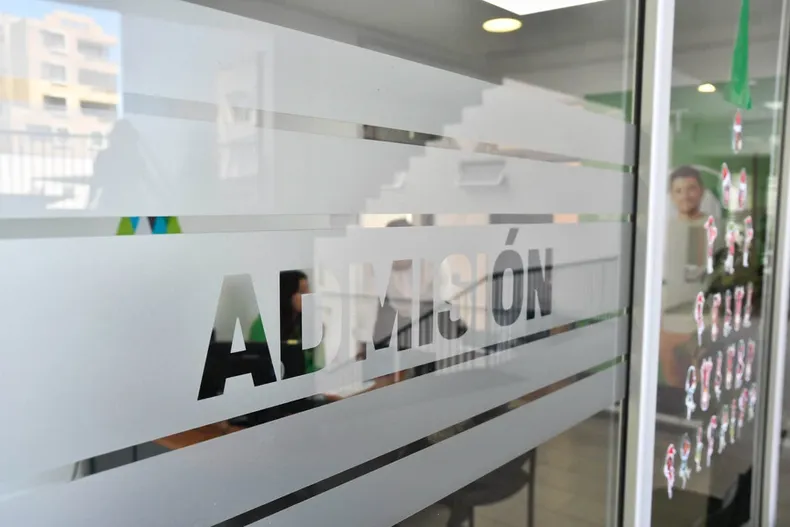 universitaria embarazada denuncio a jefa y directora de carrera por discriminacion y fue expulsada pero suprema lo anulo.webp