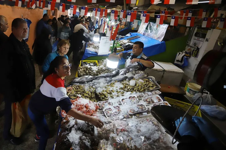 la fuerza de una costumbre el 80 come mariscos en semana santa aunque el 96 cree que estan mas caros.webp