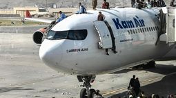 VIDEO| Crisis en Afganistán: Seis muertos y dramáticas imágenes en el aeropuerto para intentar escapar del país