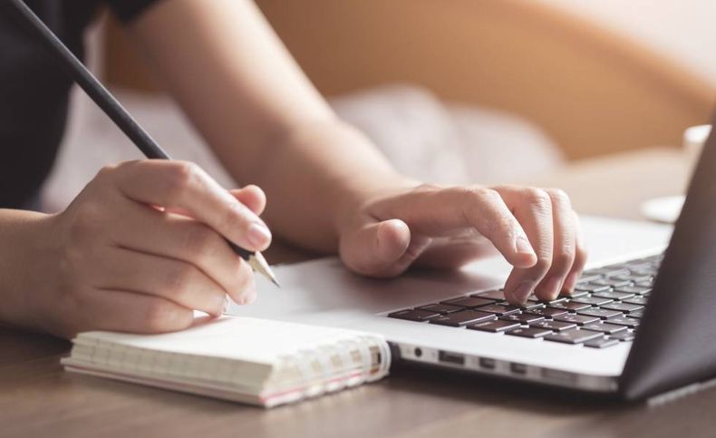 Imagen de una persona escribiendo en un notebook / Crédito: rominajorge.com