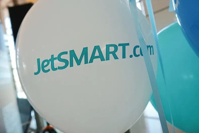 piloto que renuncio a jetsmart pierde batalla judicial por deuda de 10 millones por capacitacion  debe reembolsarlos.webp