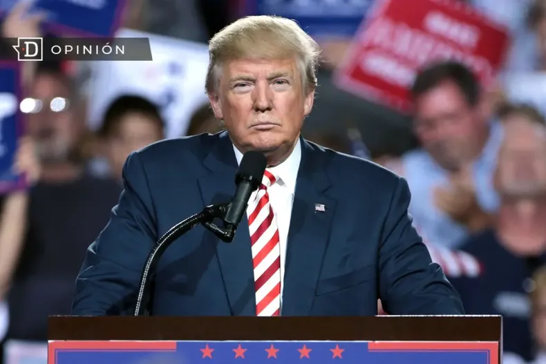 10657 donald trump hablando desde un podio.webp