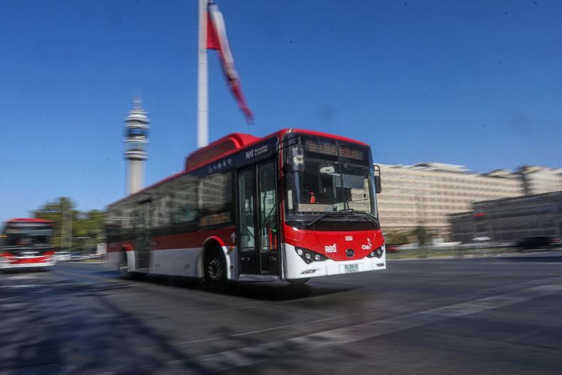 Bus del Transantiago frente a La Moneda / Agencia Uno