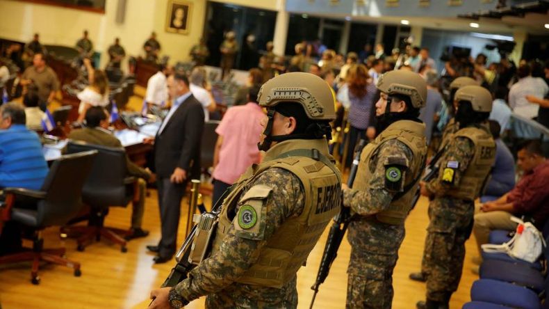 el presidente de el salvador irrumpe en el congreso con militares e inicia una crisis.jpg