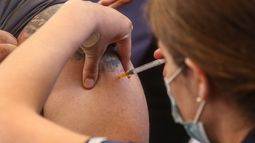 COVID-19 en Chile: Minsal amplía grupos para inocular con vacuna bivalente