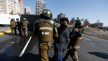 Carabineros confirma un detenido con COVID-19 tras incidentes en Plaza Italia y explica incidente con periodistas