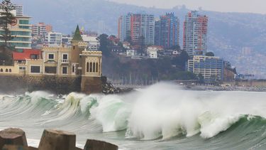 Armada emite aviso por marejadas en todo el borde costero: “Evita transitar por roqueríos”