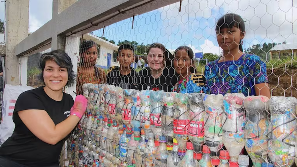 Construyen escuelas con botellas de plástico en Guatemala.&nbsp;