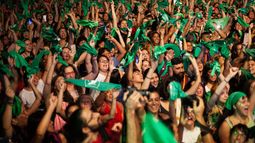 Pañuelazo en Buenos Aires: Feministas exigieron volver a legislar sobre el aborto libre