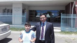 Juez cumple deseo navideño de niño que quería acampar con su padre condenado a reclusión domiciliaria nocturna