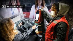 Humilladas y desprotegidas: Conductoras no tienen baños, usan pañales y deben orinar en la calle