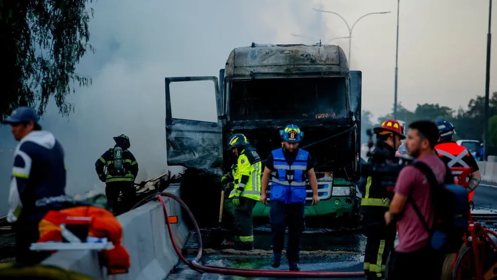 Otro camión se incendia en carretera de Santiago: Caos vial por kilométrica congestión en Ruta 5