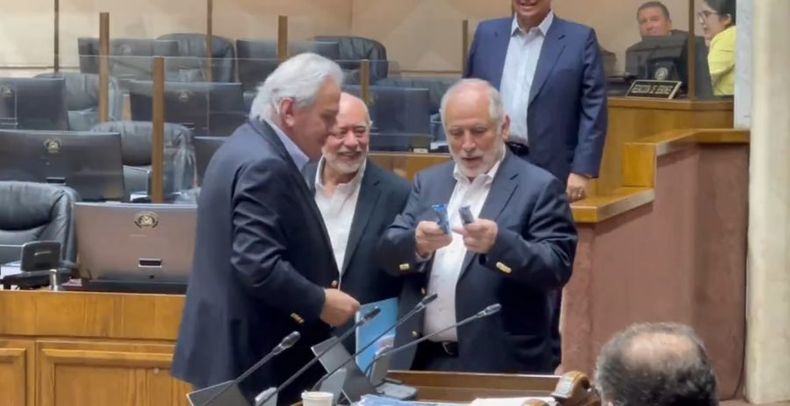 bien de mala calidad moreira regalo conejo de chocolate a ministro montes por incendios e1677772520185.jpg