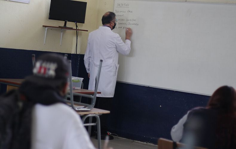 colapso en sistema impide a miles de profesores acceder a resultados de evaluacion docente.jpg