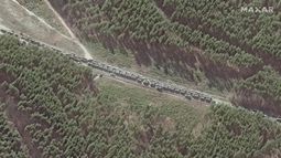 Imágenes satelitales muestran un kilométrico convoy de guerra ruso en dirección a Kiev
