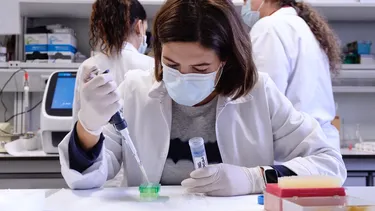 Brechas de género de hasta 47 puntos: Por qué las mujeres pierden interés en carreras tecnológicas y desde cuándo se configura