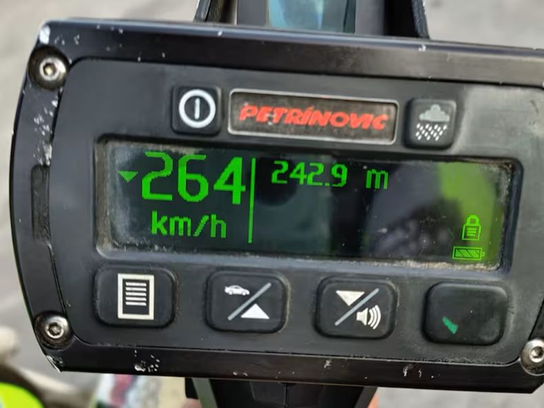 Conductor a 264 km/h puede seguir manejando pese a esto y antecedentes previos - Foto: @carabdechile