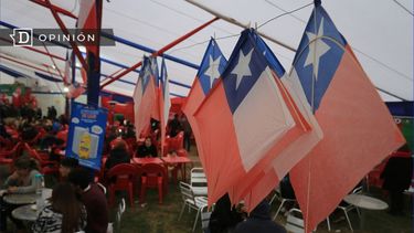 El Desconcierto | 4563 fonda con volantines colgados con la bandera de chile.jpg