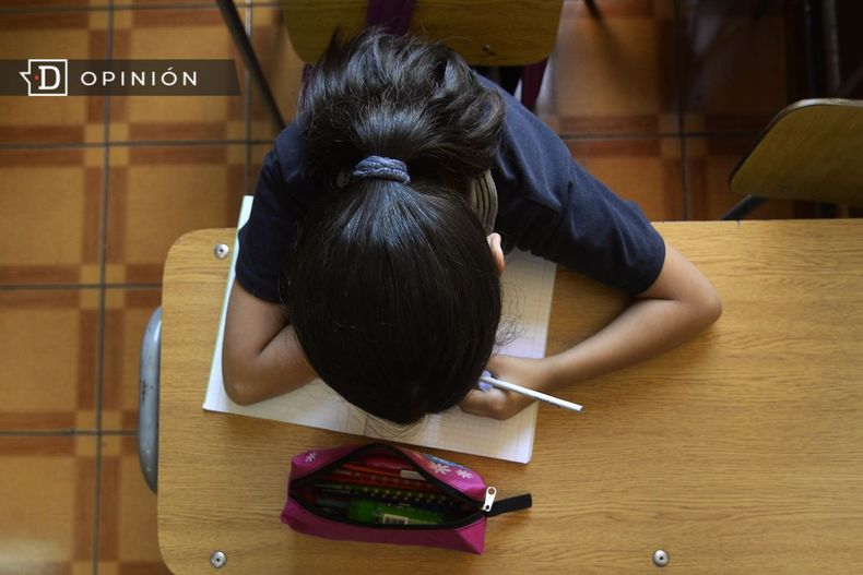 7733 nina en una banca de colegio.jpg