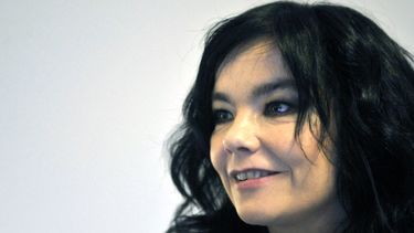 Será ley: Björk exhibe su pañuelo verde y se suma a la campaña por la despenalización del aborto en Argentina