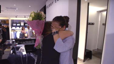VIDEO| El emocionante abrazo de los clientes a vendedora que fue agredida por una mujer en el Alto Las Condes