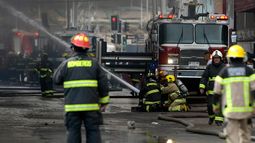 Sirenas de Bomberos suenan en todo el país en protesta por el recorte al que los someterá el Gobierno