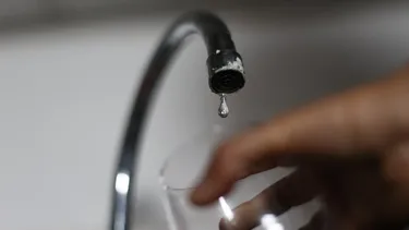 Condominio cortó el agua a hombre con cáncer pese a que iba pagando la deuda parcialmente: Corte prohibió nueva suspensión