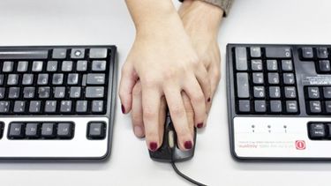DT aclara a empresas que prohibir relaciones de pareja entre empleados atenta contra derecho a intimidad y libertad de trabajo