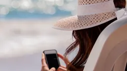 Hiperconexión laboral en Chile: Por qué más de un 60% de los chilenos sigue parcialmente conectado en vacaciones