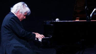 El Desconcierto | Con concierto de Roberto Bravo Capital chilena es invitada de honor en FIL Buenos Aires.jpg