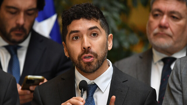 El diputado del Partido Socialista, Juan Santana, evalúa una acusación constitucional contra el ministro de Hacienda, Jorge Quiroz. Créditos: Agencia Uno.