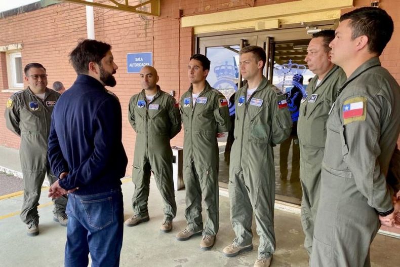 presidente boric aplaudio a tripulacion fach por evacuar chilenos de israel y palestina e1697202016890.jpg