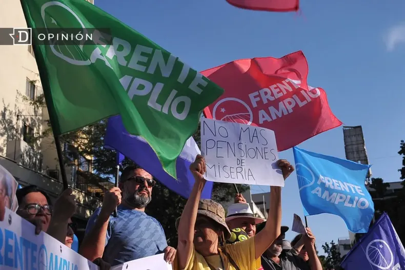17718 militantes del frente amplio con banderas del partido.webp