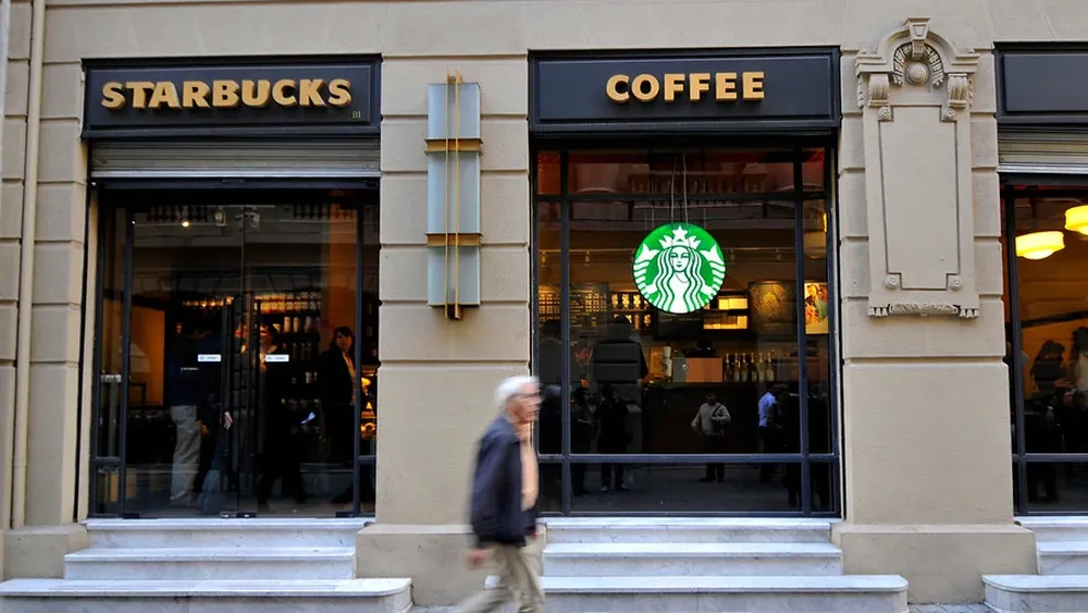 Trabajadora cerró local de Starbucks por falta de personal y la despidieron: Justicia ordenó pagarle $5 mill. y sindicato advirtió que no tolerarán régimen de precarización