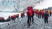 El turismo en la Antártica plantea una paradoja: conocer uno de los últimos territorios vírgenes del planeta, pero amenazar su fragilidad ecológica.