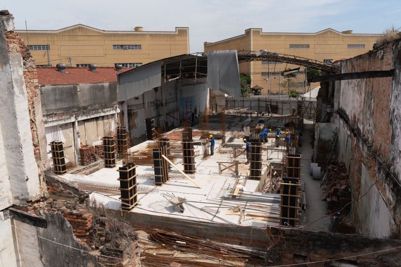 Edificio del proyecto Mariana Crioula en la Región Portuaria de Río de Janeiro, impulsado por el MNLM, en un entorno marcado por la cercanía de la Cidade do Samba y la disputa por el uso del suelo urbano.