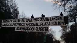 FOTOS| Rechazo total al estatuto laboral: Colgaron lienzo en señalética de Vicuña Mackenna para convocar a manifestación