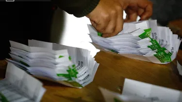 El Desconcierto | 25487 una persona contando votos.webp