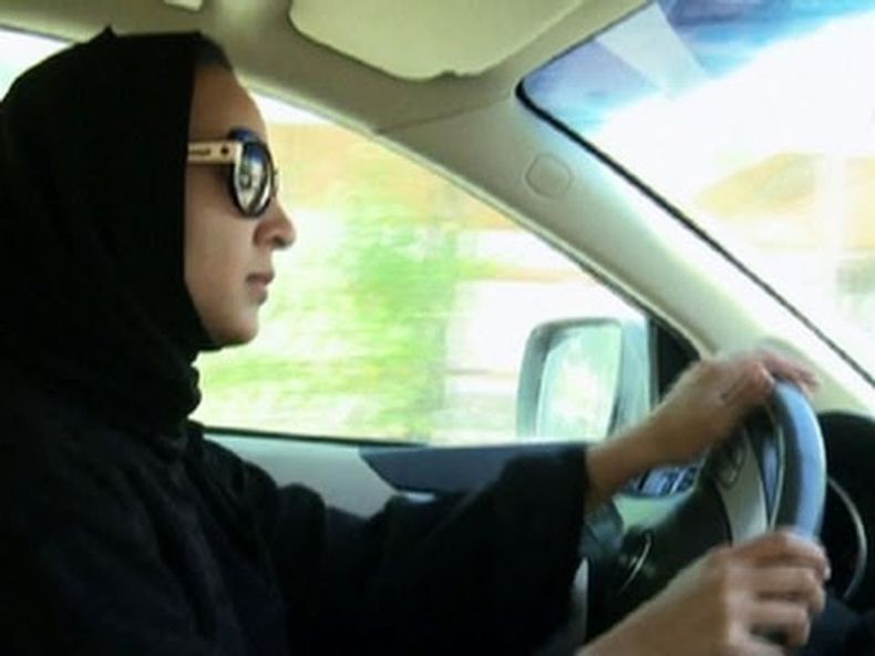 mujer arabe manejando.jpg