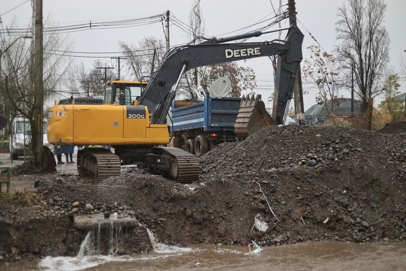 Imagen referencial limpieza del canal Santa Marta en Maipu Agencia Uno.jpg