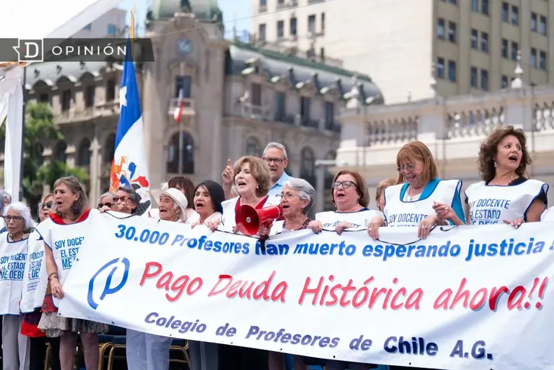 10941 imagen de profesores pidiendo reparacion de la deuda histori.webp