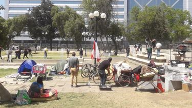 Vivir en la calle en toque de queda: “Hasta para ir al baño hay que pedirle permiso a los milicos”